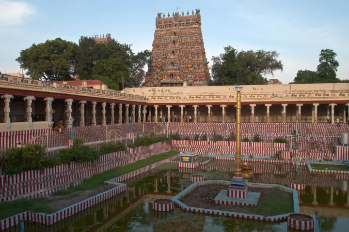 Temple Dress Code and Etiquette in Tamil Nadu: What to Wear and What to Expect