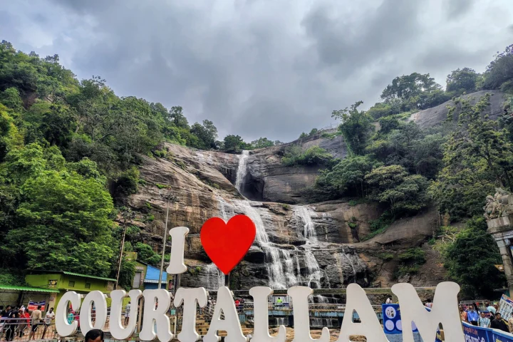 Courtallam Main Falls (Peraruvi)